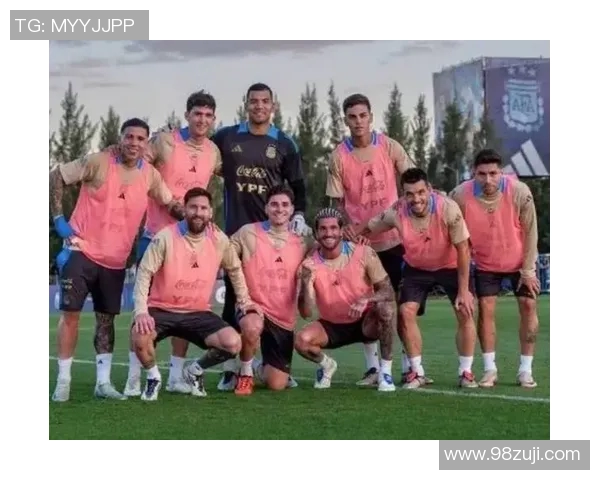 足球明星队友赠送手机惊喜瞬间引发球迷热议与羡慕